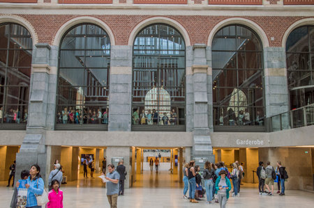 Childer Looking Inside The Rijksmuseum From The Street At Amsterdam The Netherlands 2018のeditorial素材