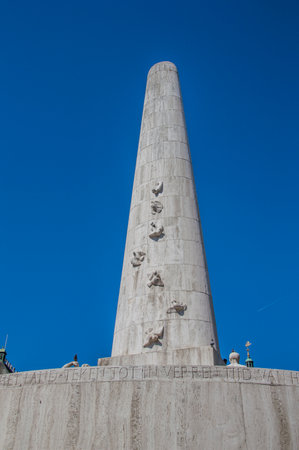 Detail Of The Remembrance Monument At Dam Square Amsterdam The Netherlands 2018のeditorial素材