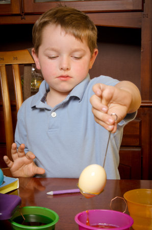 Child dying eggs for Easterの写真素材