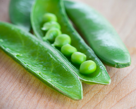 Sugar snap peas lined up in podの写真素材