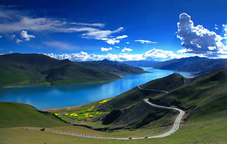 Pathway in the mountainの写真素材