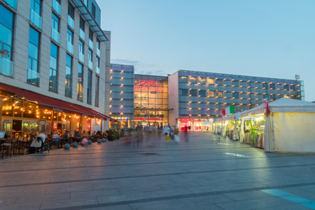 Galeria Krakowska shopping mall view from Jana Nowaka-Jezioranskiego Square at sunset.のeditorial素材
