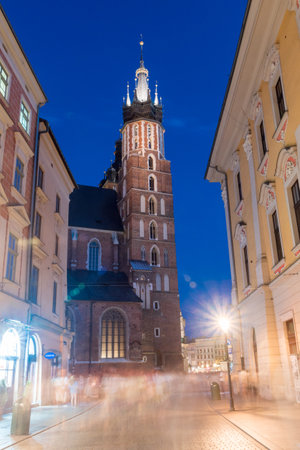 Krakow, Poland - July 26, 2019: Tower of famous saint Marys Basilica at night.のeditorial素材