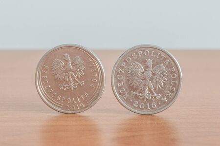 View on two 1 PLN polish coin obverse from different years.
