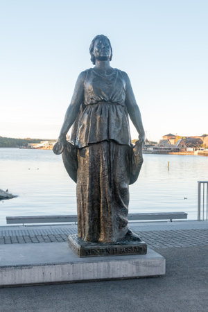 Oslo, Norway - September 25, 2021: Kirsten Flagstad statue. Kirsten Malfrid Flagstad was a Norwegian opera singer and a highly regarded Wagnerian soprano.のeditorial素材