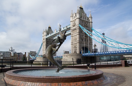 LONDON - May 30: The Tower Bridge and the Girl Dolphin Statue on May 30, 2011 in London, England. The bridge's present color dates from 1977 when it was painted red, white and blue for the Queen's Silver Jubilee.のeditorial素材