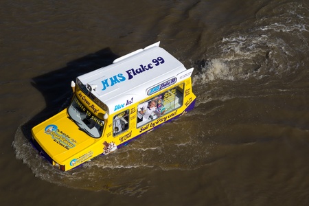 LONDON - JUNE 1: To celebrate National Ice Cream Week, ice cream man Jamie Campbell serves ice cream from the world's first amphibious ice cream van in the Thames River on June 1, 2011 in London, England.

のeditorial素材