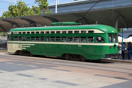 SAN FRANCISCO - AUG 20: A historic streetcar picking up passengers on August 20, 2011 in San Francisco. This 1950s â1050-classâ Muni Streetcar was fully renovated in 1995.のeditorial素材