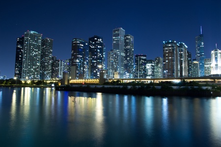 CHICAGO - AUG 26: The Chicago Skyline at night on August 26, 2011 in Chicago. The Chicago's skyline is one of the world's tallest with three of America's five tallest buildings.のeditorial素材