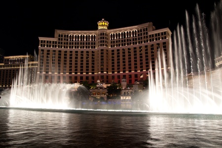 LAS VEGAS - AUG 18: The Bellagio Hotel at night with fountain show on August 18, 2011 in Las Vegas. The Bellagio was opened in 1998 inspired by the Lake Como resort of Bellagio in Italy.のeditorial素材