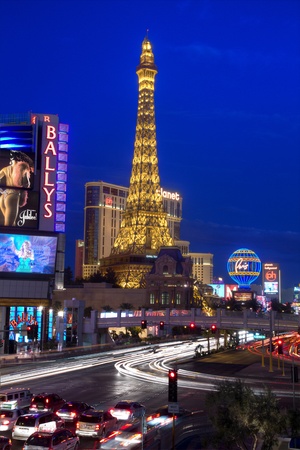 LAS VEGAS - AUG 18: Traffic along the Las Vegas strip on August 18, 2011 in Las Vegas. The Las Vegas strip is approximately 4.2 mi (6.8 km) long with over 67,000 hotel rooms located along the strip.のeditorial素材