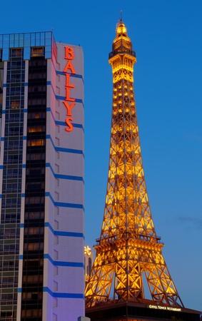 LAS VEGAS - AUG 18: The Eiffel Tower replica on the Paris Las Vegas Hotel on August 18, 2011 in Las Vegas. The back legs of this 1:2 scale replica actually come down through the ceiling into the casino floor.のeditorial素材