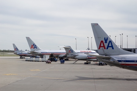 CHICAGO-APR 21: American Airlines aircraft at the Chicago Ohare International airport on April 21, 2012. American Airlines has approximately 900 aircraft and serves 250 cities in 50 countries with 3,400 daily flights.のeditorial素材