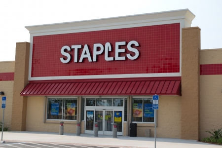 JACKSONVILLE, FLORIDA - APRIL 8: A Staples retail store on April 8, 2012 in Jacksonville, Florida. Staples is an American office supply company founded in 1986, and in 2011 had annual sales of $25 billion, ranking second in the world in eCommerce sales.のeditorial素材