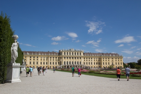 VIENNA, AUSTRIA - AUGUST 7: Tourist visiting the Schonbrunn Palace on August 7, 2011 in Vienna, Austria. The Palace, built in the year 1642,  is a former imperial 1,441 room summer residence.のeditorial素材