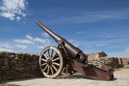 MORELLA, SPAIN - OCT 7: An Industrial Artillery Piece at the Morella Castle on October 7, 2012 in Morella, Spain. This canon was placed here in 1954 by the General Captain of Valencia Miguel Abriat Canto, adopted son of Morella.のeditorial素材