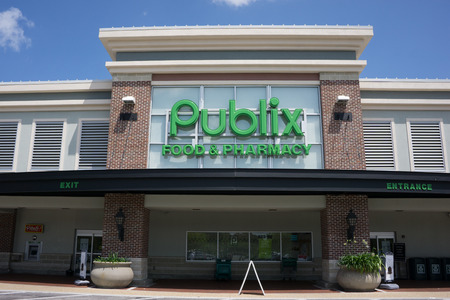 JACKSONVILLE, FL - MAY 13, 2014: A Publix Supermarket in Jacksonville. Publix has operations in six states and employs over 140,000 people at its 1,080 retail locations.のeditorial素材