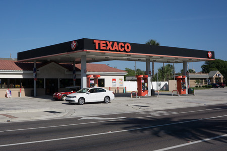 JACKSONVILLE, FL-MAY 17, 2014: A Texaco gas station in Jacksonville. Texaco is associated with the Havoline brand of motor oil and began as the Texas Fuel Company in the year 1901.のeditorial素材