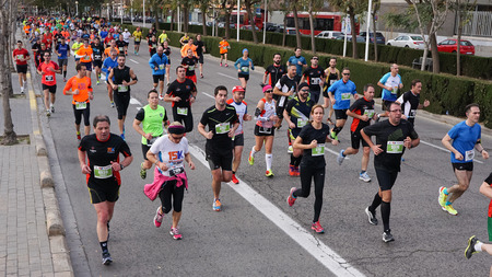 VALENCIA, SPAIN - MARCH 1, 2015: Runners compete in the III 15K Valencia Abierta al Mar run in the streets of Valencia.のeditorial素材