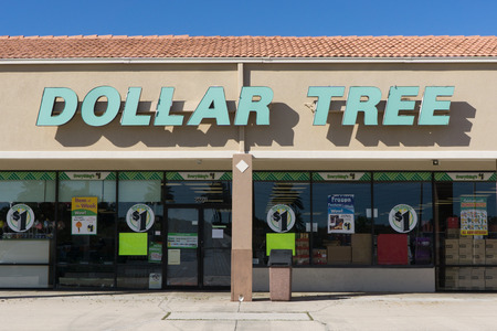 JACKSONVILLE, FL-OCTOBER 9, 2016: A Dollar Tree store front in Jacksonville. Dollar Tree is an American chain of discount variety stores that sells items for $1 or less. Dollar Tree operates 13,600 stores throughout the 48 contiguous U.S. states and Canadのeditorial素材