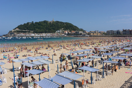 SAN SEBASTIAN, SPAIN - AUGUST 22, 2017: Unidentified people at the crowded Concha Beach. San Sebastian is one of the most famous tourist destinations in Spain.のeditorial素材