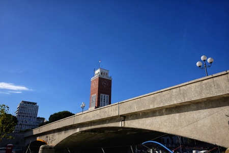 Pescara river and the municipal palace during the dayのeditorial素材