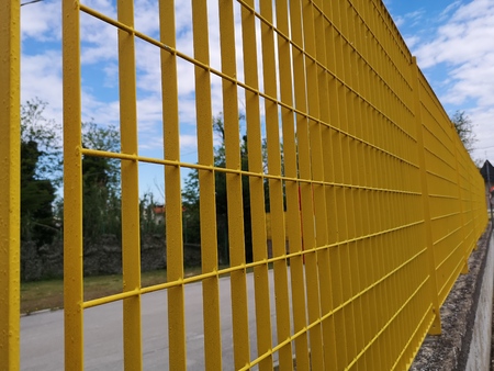 railing yellow