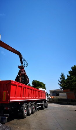 spider loads the goods on the truck
