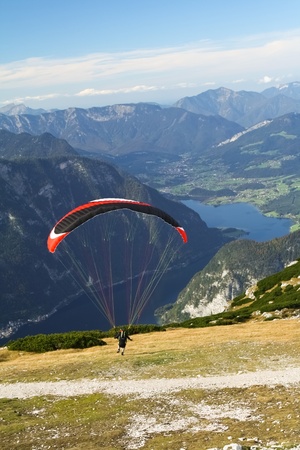 Paragliding above mountain lake Hallstattersee in Alpsの写真素材