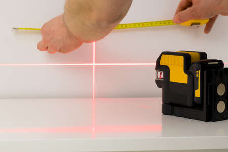 Electronic laser for checking angles and straight lines during measurements
