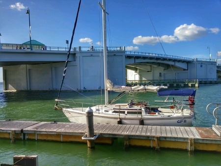 Sailboat dockedの素材