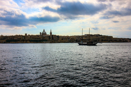 Valletta skyline and boat almost silhouetted against the skyのeditorial素材