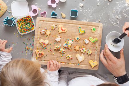family bakes christmas cookiesの写真素材