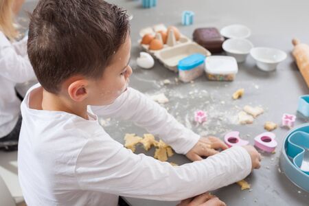 family bakes christmas cookiesの写真素材