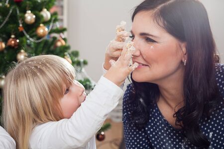 family bakes christmas cookiesの写真素材
