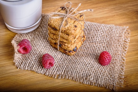 Oatmeal cookies with raspberry and milk in a glass, healthy snackの写真素材