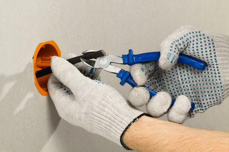 hands of electrician cut the electric wire with wire cutters
の写真素材