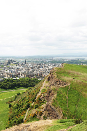 Arthur s Seat is the main peak of the group of hills which form most of Holyrood Park  It is situated in the centre of the city of Edinburgh, about a mile to the east of Edinburgh Castle  The hill rises above the city to a height of 250 5 m  822 ft , provの写真素材