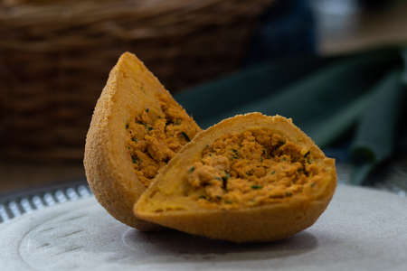 Bread baked and stuffed with sausage and tomato. Hot dog roast. Brazilian snack.