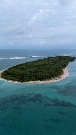 Aerial view of white waves coming to Cayo Zapatilla shore. Bocas del Toro archipelago, Panama, Caribbean, Central America.の写真素材