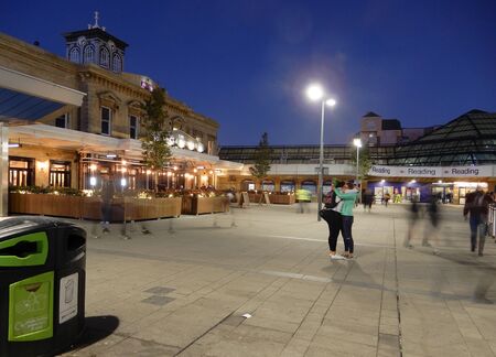 Reading Uk, 5th October 2017. Night Photo of Commuters moving around outside of Reading Train Station and the Three Guineas pubのeditorial素材