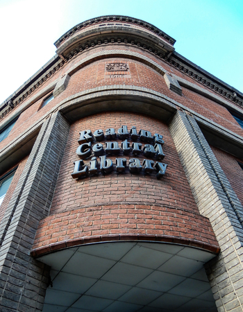 Reading, United Kingdom - June 22 2018:   The sign above the entrance to Reading Central Library on Kings Roadのeditorial素材
