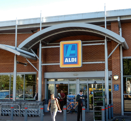 Reading, United Kingdom - June 21 2018:   Aldi Supermarket Entrance at The Station Shopping Parkのeditorial素材