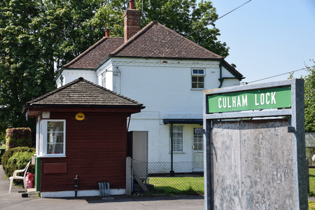 Culham, United Kingdom - May 07 2018:   The lock keepers cottage, hut and noticeboard at Culham Lockのeditorial素材