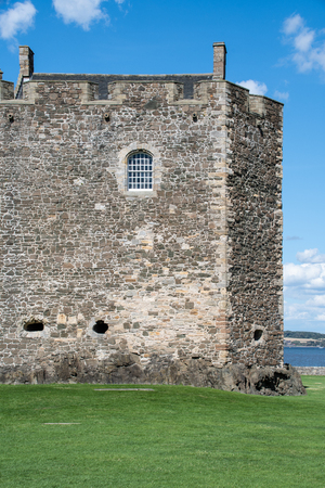 The outer wall of Blackness Castle on a sunny dayのeditorial素材