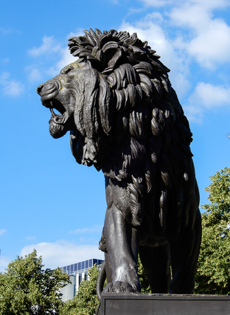 Reading, United Kingdom - June 22 2018:   The lion statue in Forbury Gardens on a bright summers dayのeditorial素材