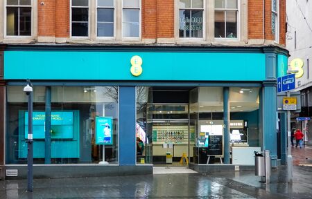 Birmingham, United Kingdom - March 17 2019:   The Entrance to the EE phone shop on Corpoation streetのeditorial素材