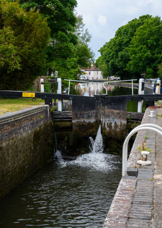 Newbury, United Kingdom - June 09 2020:  A lock gate leaking water into the lock on the River Kennet by Northcroft Laneのeditorial素材