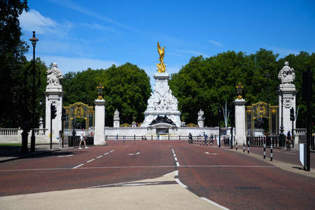 London, United Kingdom - July 30 2020:  View of the Victoria Memorial by Thomas Brock, unveiled in 1911, at the end of The Spurのeditorial素材