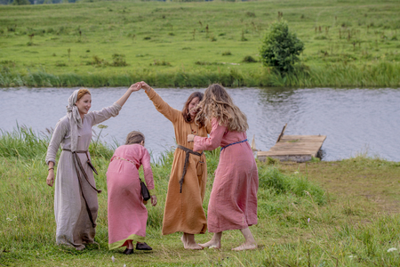 Russia, Kimry, July 28, 2018, The life of the ancient Russian de-revolution with craftsmen Traders of the traditional festival of ethnical culture on the Volga ethnic dancersのeditorial素材
